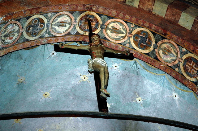22-Christ en bois, suspendu à l'arc triomphal.