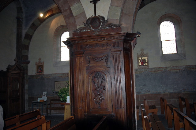 13-Porte sculptée en plein bois rappelant tous les attributs du prêtre donnant le sacrement de baptème (l'étole, l'évangile, la lumière, l'eau, l'ampoule des saintes huiles)