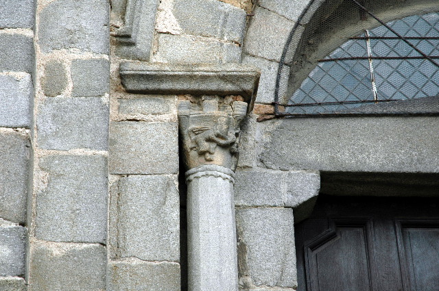 05-Colonne à vingt pans, surmontée d'un chapiteau historié, représentant St Pierre brandissant une clef et Simon exécutant des cabrioles.