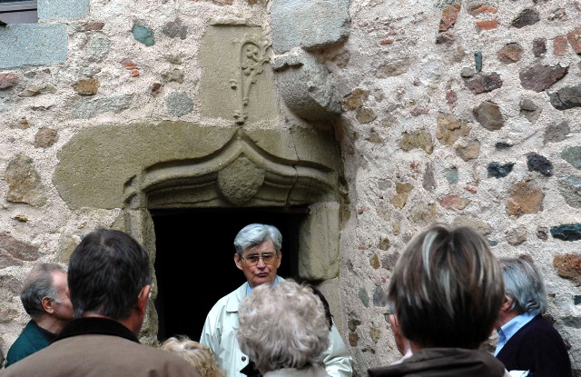 37-Entrée de la tour au dessus de laquelle figurent les armoiries des bénédictins.