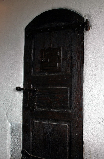 41-Prison ou cachot dont les portes, les serrures, les guichets et la poutraison sont du XIVè