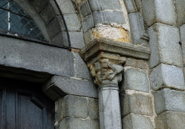 07-Colonne à huit pans surmontée d'un chapiteau représentant des animaux féroces dévorant une personne.