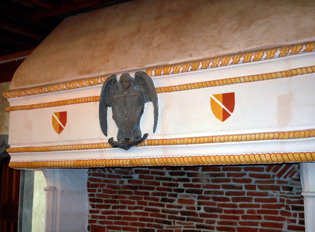 47-Dans la salle de l'ange, moine tenant le blason sculpté sur le manteau de la belle cheminée, avec des ailes. Le XVè était la grande période de la croyance aux anges.
