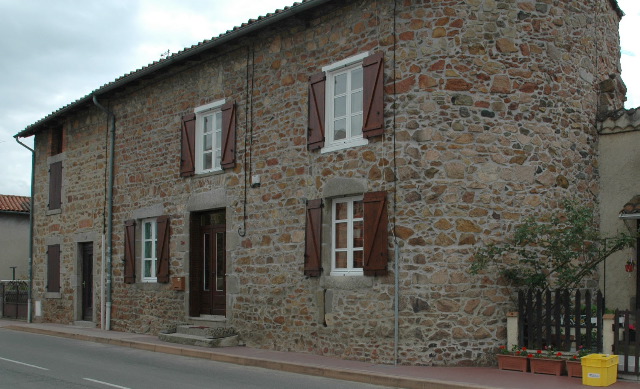 52-L'enceinte fortifiée était composée de hautes murailles percées de meurtrières et de dix touts dont une carrée