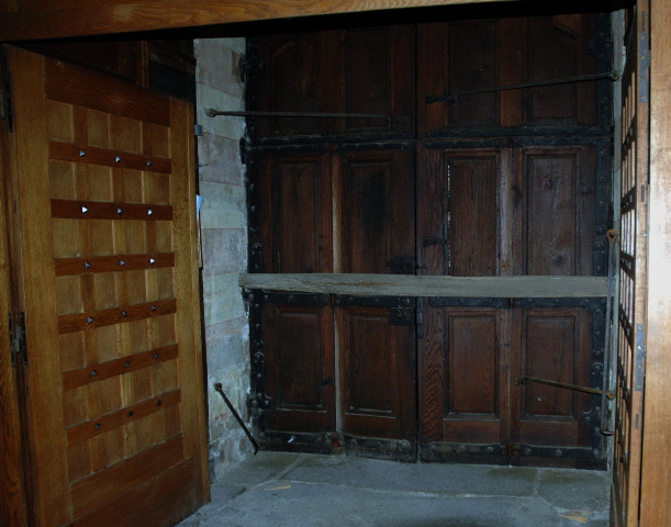 08-Portes en chêne,à l'intérieur de l'église. Présence de madrier s'escamotant entièrement dans le mur. Il servait à verrouiller les portes.